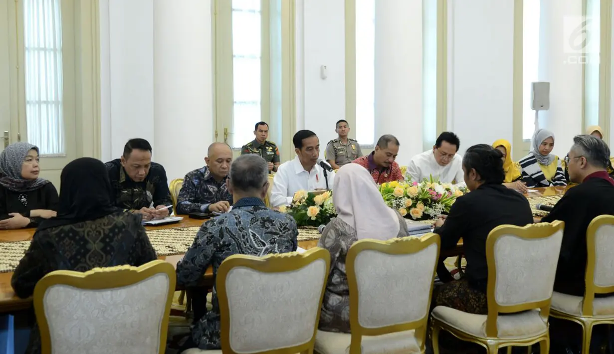 Presiden Jokowi menerima komunitas dan para pelaku usaha busana muslim di Istana Bogor, Jawa Barat, Kamis (26/4). Pertemuan ini digelar untuk mendengarkan langsung masukan-masukan dari para pelaku usaha. (Liputan6.com/Pool/Biro Pers Setpres)