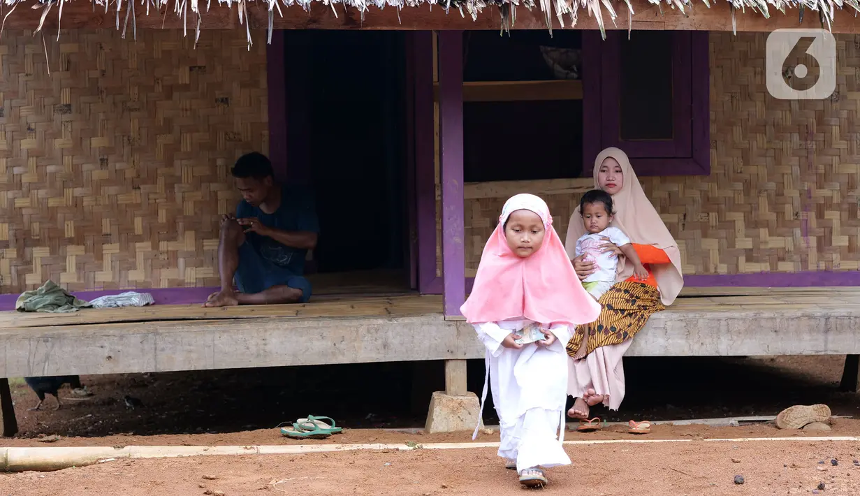 Istri dan anak Hamid Bambang Kusomo (28) saat ditemui di pemukiman mualaf yang berbatasan dengan daerah adat Baduy. Hamid mengaku nyaman menetap di pemukiman warga muslim tersebut. Puasa Ramadhan 2021 menurutnya menjadi momentum untuk meningkatkan belajar agam Islam. (Liputan6.com/Herman Zakharia)