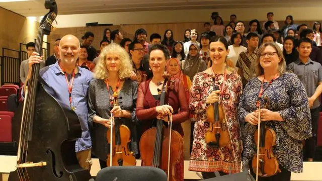 Lima personel Melbourne Symphony Orchestra bersama para peserta masterclass asal Indonesia yang mereka ajar. (ABC/Nurina Savitri)