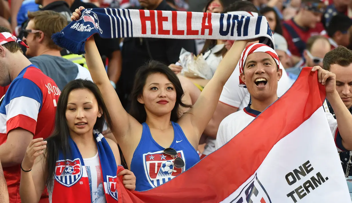 Sejumlah suporter Amerika Serikat berteriak mendukung negaranya sebelum bertanding melawan Kolombia di Copa America Centenario 2016 di Santa Clara, California, Amerika Serikat, (3/6). (AFP PHOTO / MARK RALSTON)