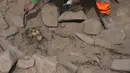 <p>Seorang arkeolog menggali mumi pra-Hispanik yang ditemukan di sebelah lapangan latihan tim sepak bola profesional Peru di lingkungan El Rimac, Lima, Peru, Kamis (15/6/2023). Penggalian hingga penemuan mumi dilakukan mahasiswa dari Universitas San Marcos dan sejumlah arkeolog. (AP Photo/Martin Mejia)</p>