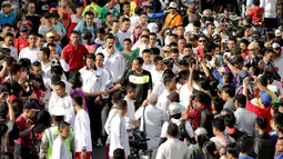 Presiden RI, Joko Widodo bersepeda di Hari Bebas Kendaraan Bermotor di kawasan Bundaran Hotel Indonesia, Minggu (11/1/2015). Ratusan warga berkerumun melihat lebih dekat orang nomor satu di Indonesia saat ini. (Liputan6.com/Faizal Fanani)