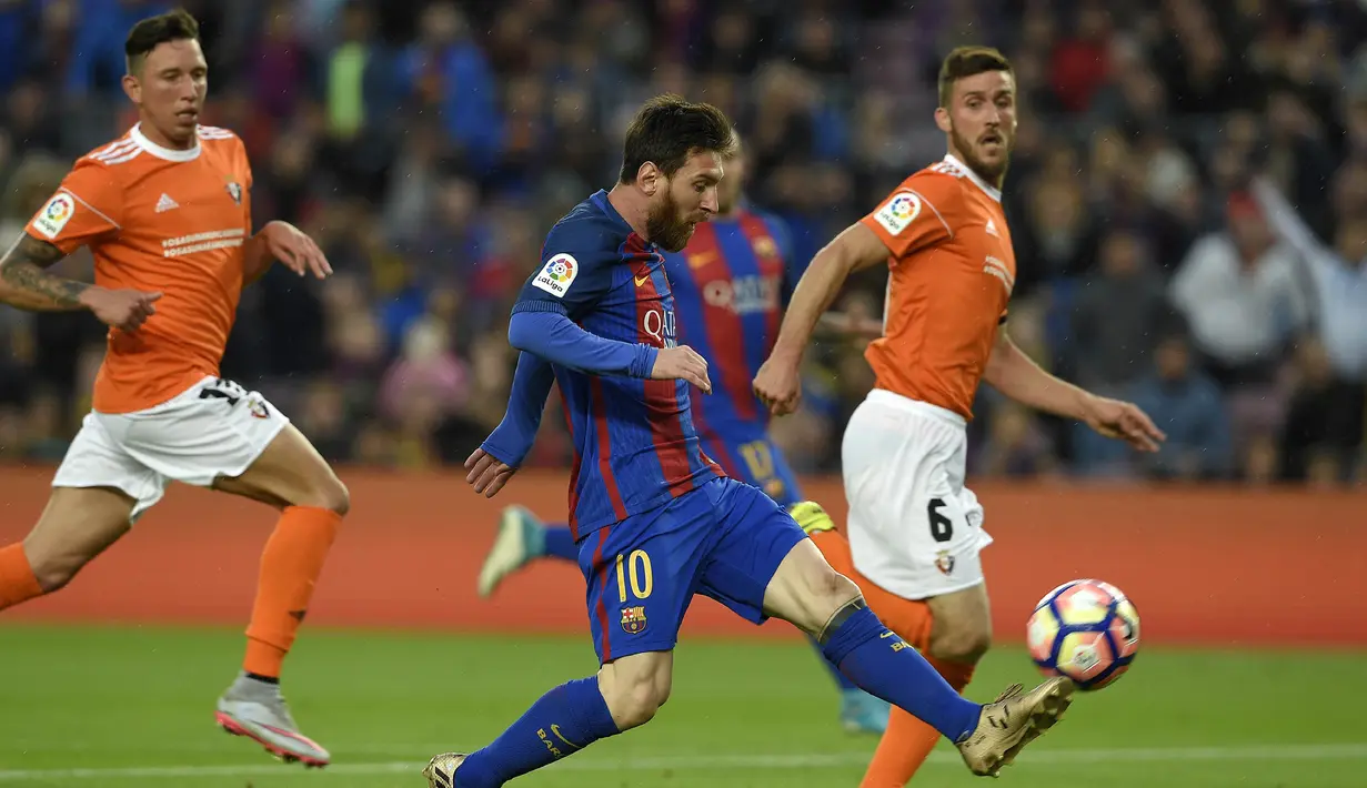 Bintang Barcelona, Lionel Messi, berusaha melewati pemain Osasuna pada laga La Liga di Stadion Camp Nou, Barcelona, Rabu (26/4/2017). Barcelona menang 7-1 atas Osasuna. (AFP/Lluis Gene)
