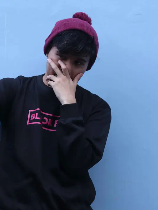 "Oke tiga (kriteria) lah ya. Punya selera humor yang bagus, terus cantik pasti lah, guenya kayak gini kalau nggak nyari yang cantik mau apa, sama pintar," tuturnya melanjutkan. (Nurwahyunan/Bintang.com)