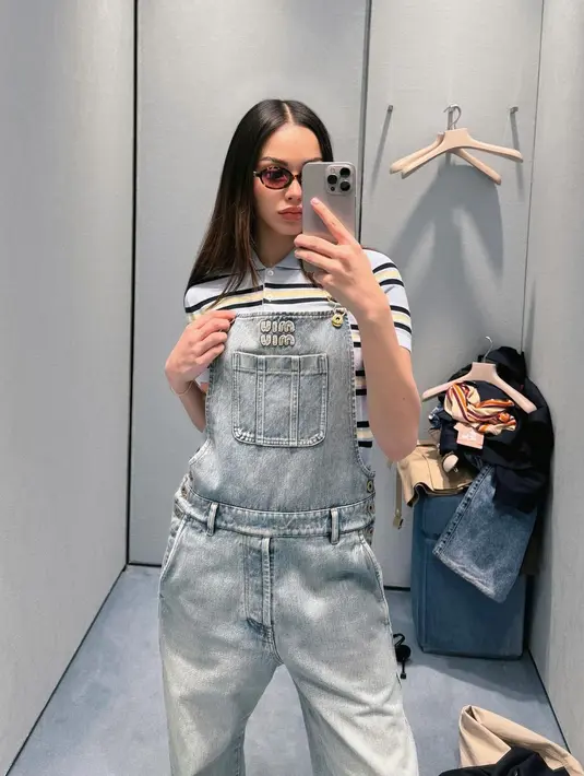 Mirror selfie menawan dari Alyssa mengenakan polo shirt bercorak garis bernuansa biru, dengan overall jeans. [Foto: Instagram/alyssadaguise]