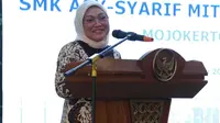 Menteri Ketenagakerjaan, Ida Fauziyah saat melakukan peluncuran awal SMK Asy-Syarif Mitra Industri di Mojokerto, Jawa Timur, Sabtu (22/6/2024). (Foto: Istimewa)