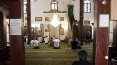 Umat Islam berdoa dengan menjaga jarak di Masjid Murat Pasha di Skopje, Macedonia Utara, Selasa (12/5/2020). Komunitas Agama Islam (IRC) di Macedonia Utara membuka kembali masjid-masjid, meskipun otoritas setempat meminta mempertimbangkan kembali keputusan itu terkait COVID-19. (AP/Boris Grdanoski)