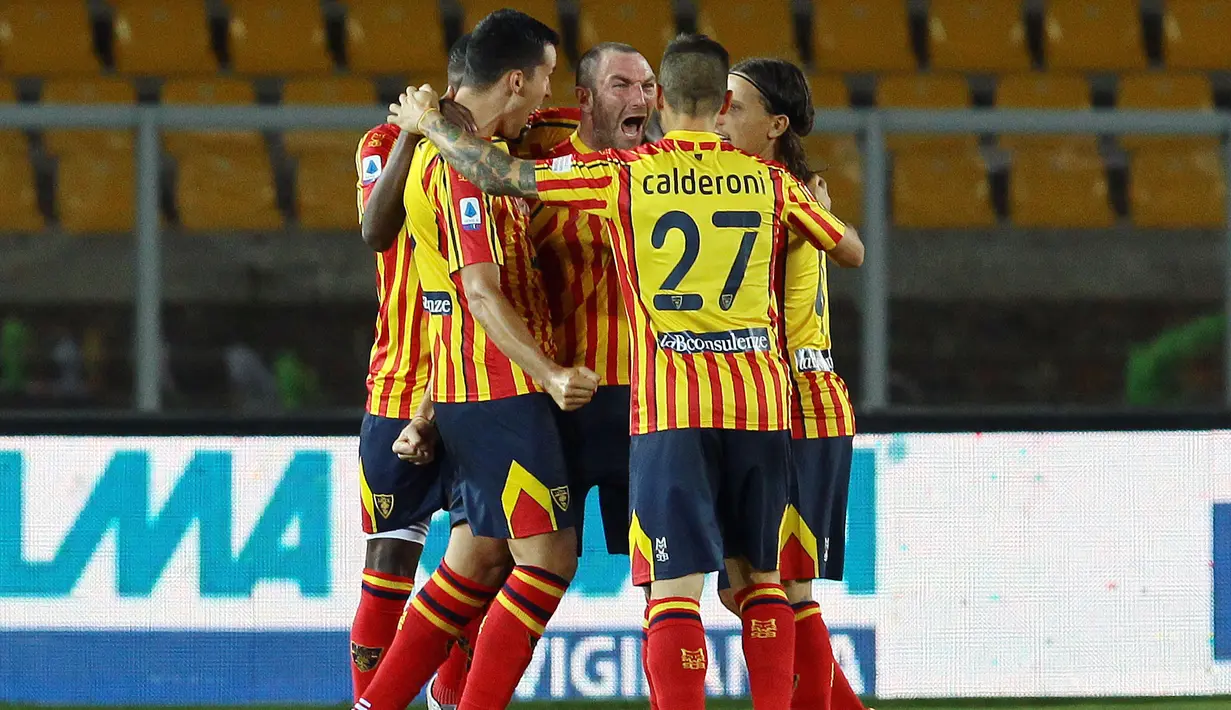 Para pemain Lecce merayakan gol yang dicetak oleh Fabio Lucioni ke gawang Lazio pada laga Serie A di Stadion del Mare, Selasa (7/7/2020). Lecce menang 2-1 atas Lazio. (Donato Fasano/LaPresse via AP)