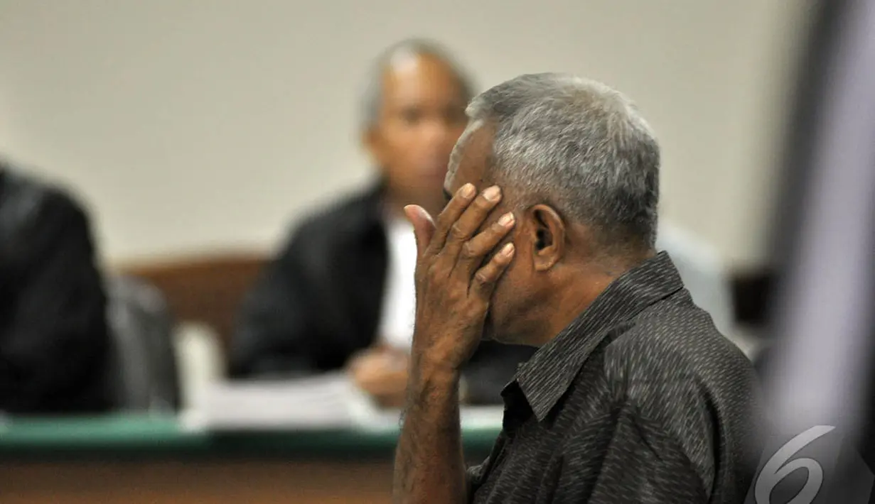 Mereka juga meminta agar terdakwa tidak dibebankan membayar denda atas kerugian negara, Pengadilan Tipikor, Jakarta, Senin (13/10/2014) (Liputan6.com/Miftahul Hayat)