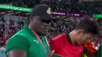 Momen unik terekam kamera saat staf Timnas Ghana diam-diam selfie dengan Son Heung-min yang menangis usai pertandingan.