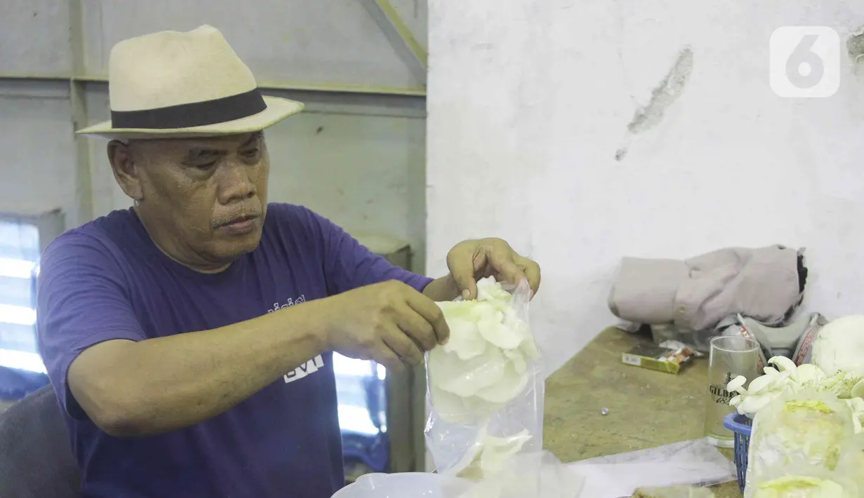 Pembudidaya jamur tiram, Buhari (kiir) memasukan jamur tiram ke dalam plastik di kawasan Kebon Baru, Tebet, Jakarta, Senin (6/2/2023). Budidaya jamur tiram yang sudah berjalan sejak tahun 2022 tersebut kini sudah mencapai 3.000 baglog, Setiap harinya kini dapat memanen lima kilogram jamur yang dijual seharga Rp 20.000 hingga 36.000 per kilogram. (Liputan6.com/Herman Zakharia)