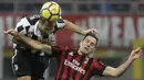 Bek Juventus, Giorgio Chiellini, duel udara dengan striker AC Milan, Nikola Kalinic, pada laga Serie A di Stadion San Siro, Sabtu (28/10/2017). AC Milan Takluk 0-2 dari Juventus. (AP/Luca Bruno)