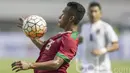 Gaya pemain Timnas U-22 Indonesia, Osvaldo Haay mengontrol bola saat melawan Myanmar pada laga uji coba di Stadion Pakansari, Selasa (21/3/2017). Indonesia kalah 1-3 dari Myanmar. (Bola.com/Vitalis Yogi Trisna)