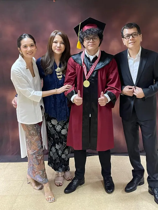 Sultan Saladyne Putra Wishnutama Wisuda SMA (foto: Instagram winatalia)