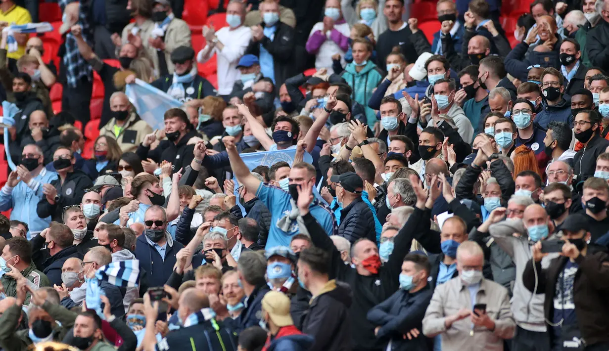 Sebanyak 8.000 fans menonton langsung partai final Carabo Cup antara Manchester City melawan Tottenham Hotspur di Wembley setelah Pemerintah Inggris resmi menyetujui laga ini sebagai acara tes resmi. (Foto: AFP/Pool/Carl Recine)