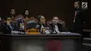 Ketua Tim Hukum Prabowo-Sandi, Bambang Widjojanto berdebat dengan Anggota tim hukum TKN Luhut Pangaribuan, Jakarta, Selasa (18/6/2019). Perdebatan dimulai terkait ucapan Bambang bahwa terdapat beberapa saksinya yang mendapat ancaman, dan butuh perlindungan dari LPSK. (Liputan6.com/Faizal Fanani)