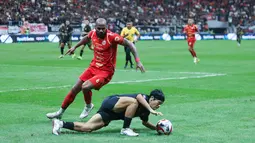 Pemain Persija Jakarta, Thales Lira, berebut bola dengan pemain Borneo FC Samarinda, Kei Hirose, dalam laga pekan ke-24 BRI Super League di Jakarta International Stadium (JIS), Selasa (3/3/2026). (Bola.com/M Iqbal Ichsan)