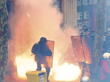 Polisi anti hura hara menghadapi demonstran dalam bentrokan di pusat kota Paris, Prancis, Kamis (28/4). Bentrokan antara polisi dan massa yang menolak reformasi undang-undang buruh tidak dapat terhindarkan. (REUTERS/Charles Platiau)  