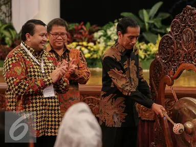 Presiden Joko Widodo memukul gong saat meresmikan Pembukaan Konvensi Nasional Humas (KNH) 2015 Perhimpunan Hubungan Masyarakat Indonesia di Istana Negara, Jakarta, Rabu (18/11/2015). (Liputan6.com/Faizal Fanani)