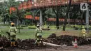 Pekerja menyelesaikan pembangunan Tebet Eco Garden di Jakarta Selatan, Kamis (3/3/2022). Pembangunan Tebet Eco Garden masuk proses finishing dan akan memiliki fasilitas jembatan penghubung, area bermain anak, community garden, thematic garden, dan sarana olahraga. (merdeka.com/Iqbal S. Nugroho)