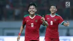 Pemain tengah Timnas Indonesia U-19, Witan Sulaeman (kiri) merayakan gol ke gawang Thailand U-19 pada laga persahabatan di Stadion Wibawa Mukti, Cikarang, Jawa Barat, Minggu (8/10). Indonesia menang 3-0. (Liputan6.com/Helmi Fithriansyah)