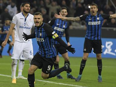 Striker Inter Milan, Mauro Icardi, merayakan gol yang dicetaknya ke gawang Atalanta pada laga Serie A Italia di Stadion San Siro, Milan, Minggu (19/11/2017). Inter menang 2-0 atas Atalanta. (AFP/Miguel Medina)