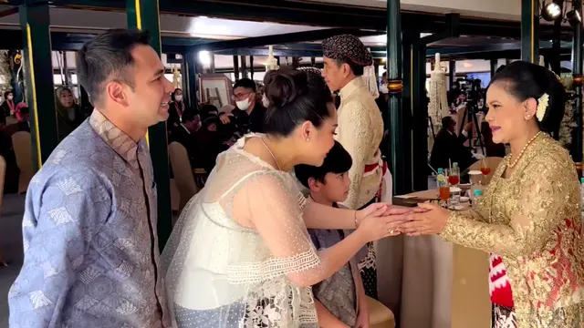 Nagita Slavina menyelamati Ibu Negara, Iriana Jokowi, di Yogyakarta, 10 Desember 2022. (Foto: Dok. Instagram @raffinagita1717)