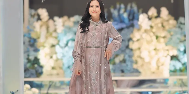 Penampilan Prilly Latuconsina saat Runway dengan Kaftan Ini Banjir Pujian