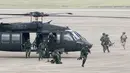 Tentara pasukan khusus keluar dari helikopter Black Hawk pada latihan tahunan Han Kuang di sebuah pangkalan udara, Taichung, Kamis (7/6). Latihan militer tahunan terbesar ini digelar di tengah kian agresifnya China terhadap Taiwan. (AP/Chiang Ying-ying)
