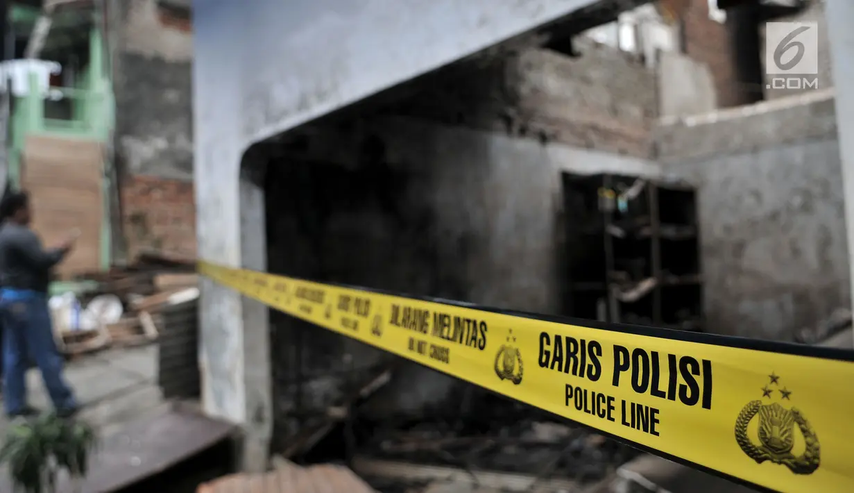 Garis polisi dipasang di sekitar lokasi kebakaran yang melahap permukiman di Jalan Kebon Sayur, Bidara Cina, Jakarta, Minggu (27/5). Sedikitnya 43 rumah warga di RT 007 dan 008 RW 014 di Bidara Cina ludes dilalap api. (Merdeka.com/Iqbal S Nugroho)