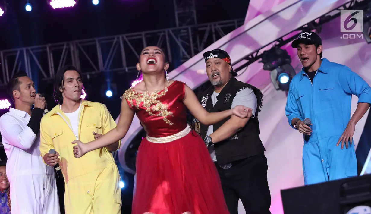 Pemain Warkop DKI Reborn, Abimana Aryasatya, Vino G. Bastian, Tora Sudiro dan Indro Warkop bergoyang ‘Chicken Dance’ melihat aksi seorang penari pada perayaan HUT Ke-27 SCTV di JIExpo Kemayoran, Jakarta, Kamis (24/8). (Liputan6.com/Immanuel Antonius)