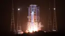 Roket Long March-5 yang membawa wahana antariksa Chang'e-5 meluncur dari Situs Peluncuran Wahana Antariksa Wenchang di Hainan, China, 24 November 2020. Peluncuran ini merupakan upaya pertama China untuk mengambil sampel dari objek luar angkasa. (Xinhua/Jin Liwang)