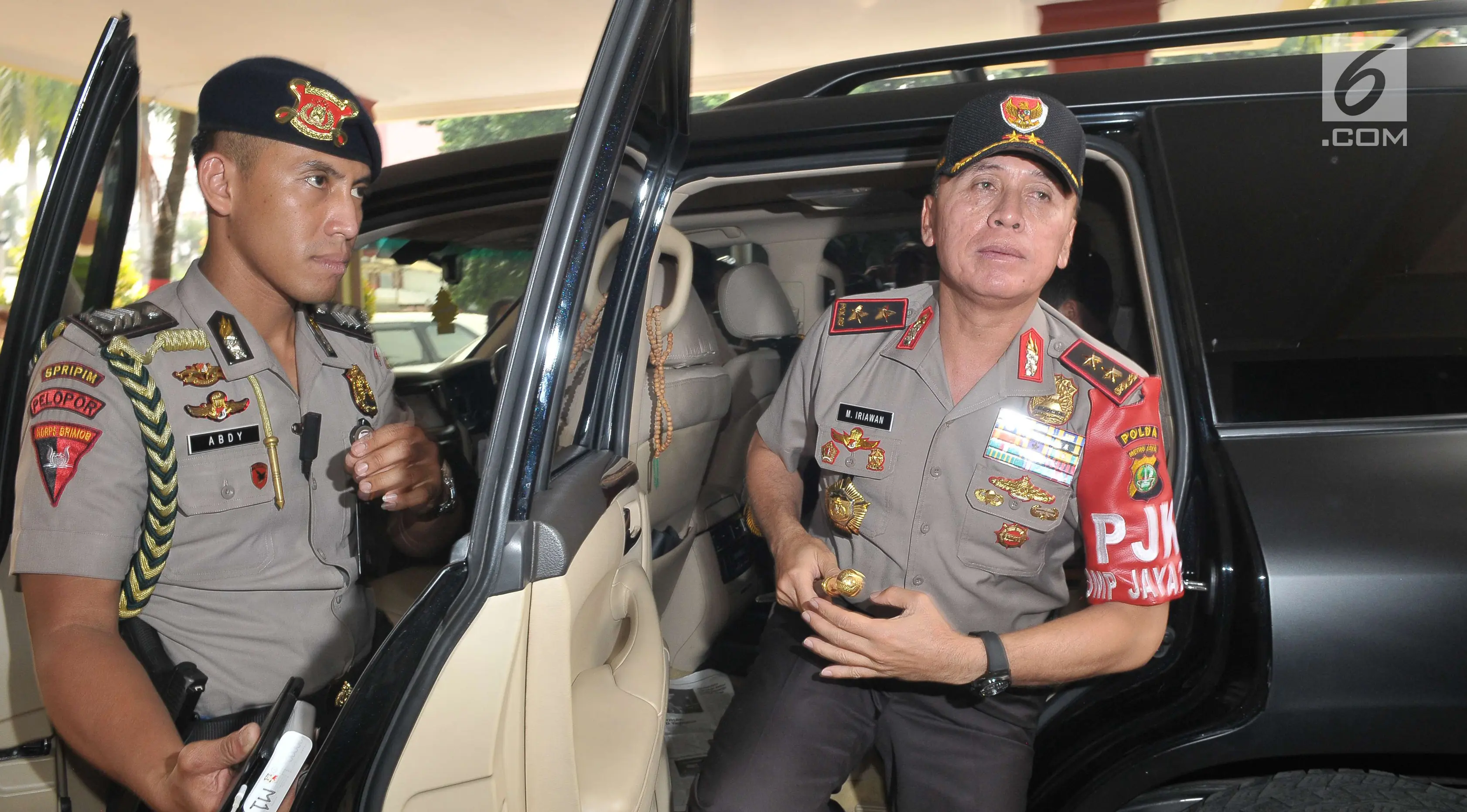 Kapolda Metro Jaya Irjen M Iriawan turun dari mobil setibanya Rumah Sakit Polri, Jakarta Timur, Kamis (25/5). Kedatangan Kapolda untuk menjenguk empat polisi yang menjadi korban bom Kampung Melayu. (Liputan6.com/Helmi Afandi)