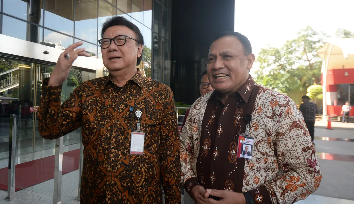 Menpan-RB Tjahjo Kumolo (kiri) dan Ketua KPK Firli Bahuri menyampaikan pernyataan usai melakukan pertemuan di Gedung KPK, Jakarta, Jumat (6/3/2020). Pertemuan membahas program Strategi Nasional Pencegahan Korupsi (Stranas PK) khususnya di Kemenpan-RB dan keseluruhan. (merdeka.com/Dwi Narwoko)