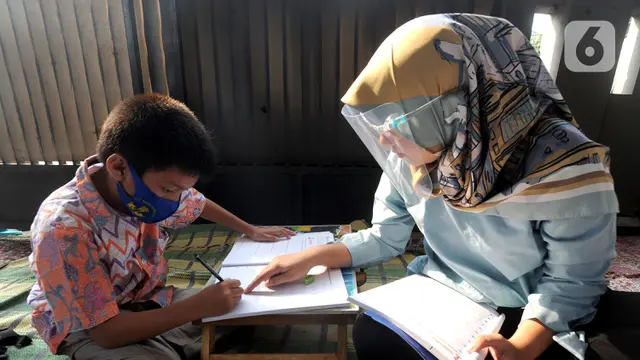 FOTO: KBM di Rumah Guru Karena Murid Kesulitan Belajar Online