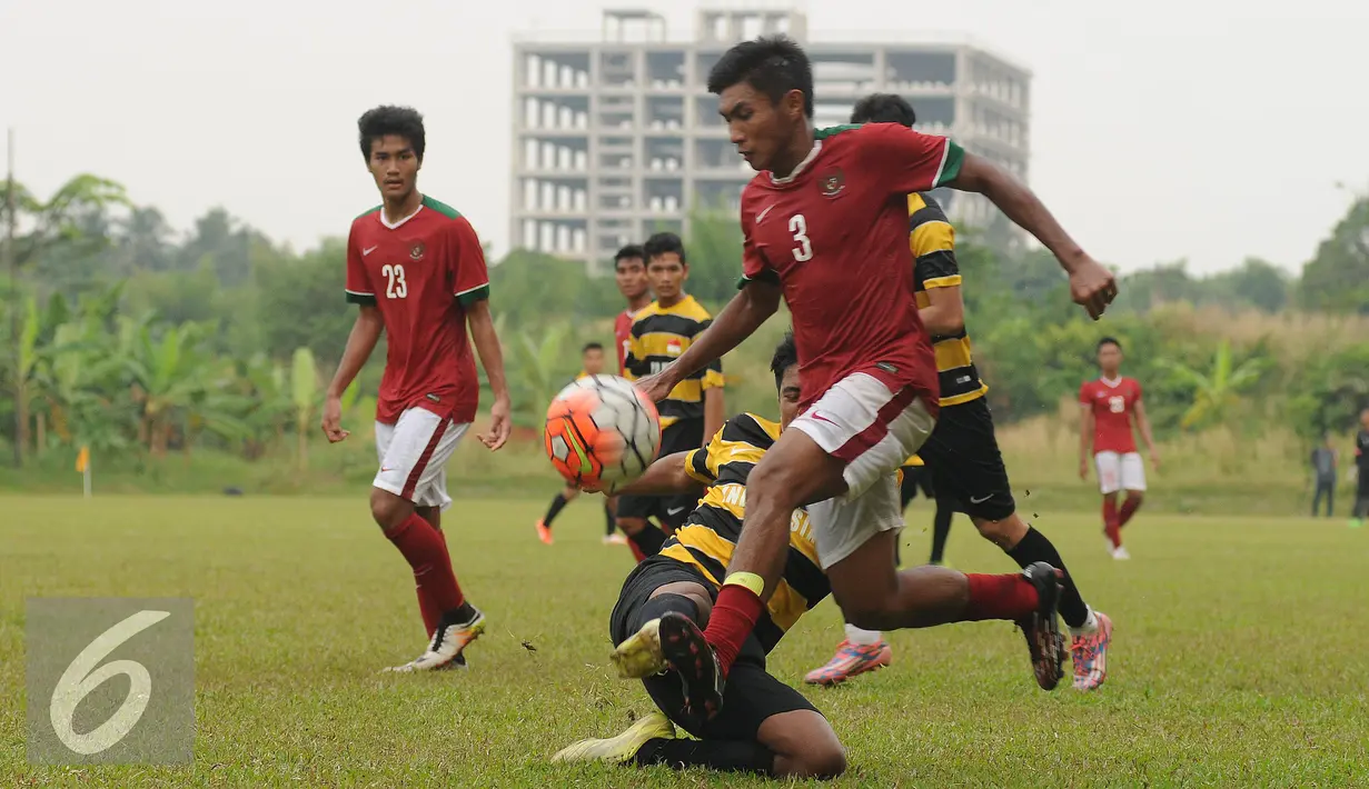 Pesepakbola seleksi Timnas Indonesia U-19 berusaha melewati hadangan pemain PPLM saat laga uji tanding perdana di NYTC Sawangan, Jumat (5/8). Pemain seleksi Timnas U-19 berhasil menekuk PPLM 3-0. (Liputan6.com/Helmi Fithriansyah)