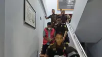 AP selaku Direktur Utama dan SK sebagai Direktur Pelaksana BUMD saat dibawa ke lapas kelas IIA Gorontalo (Arfandi Ibrahim/Liputan6.com)