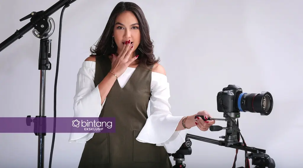 Luna Maya. (Fotografer: Bambang E. Ros, Stylist : Indah Wulansari, Digital Imaging: Muhammad Iqbal Nurfajri/Bintang.com)