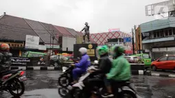 Kendaraan melintas di sekitar Patung Kapten Tubagus Muslihat, Simpang Jalan Kapten Muslihat, Kota Bogor, Jawa Barat, Senin (26/12/2022). Patung hasil karya seniman Yayat Darajat ini merekonstruksi wajah, tubuh dan perawakan pahlawan yang gugur di medan perang usai tertembak di Jembatan Merah. (Liputan6.com/Magang/Aida Nuralifa)