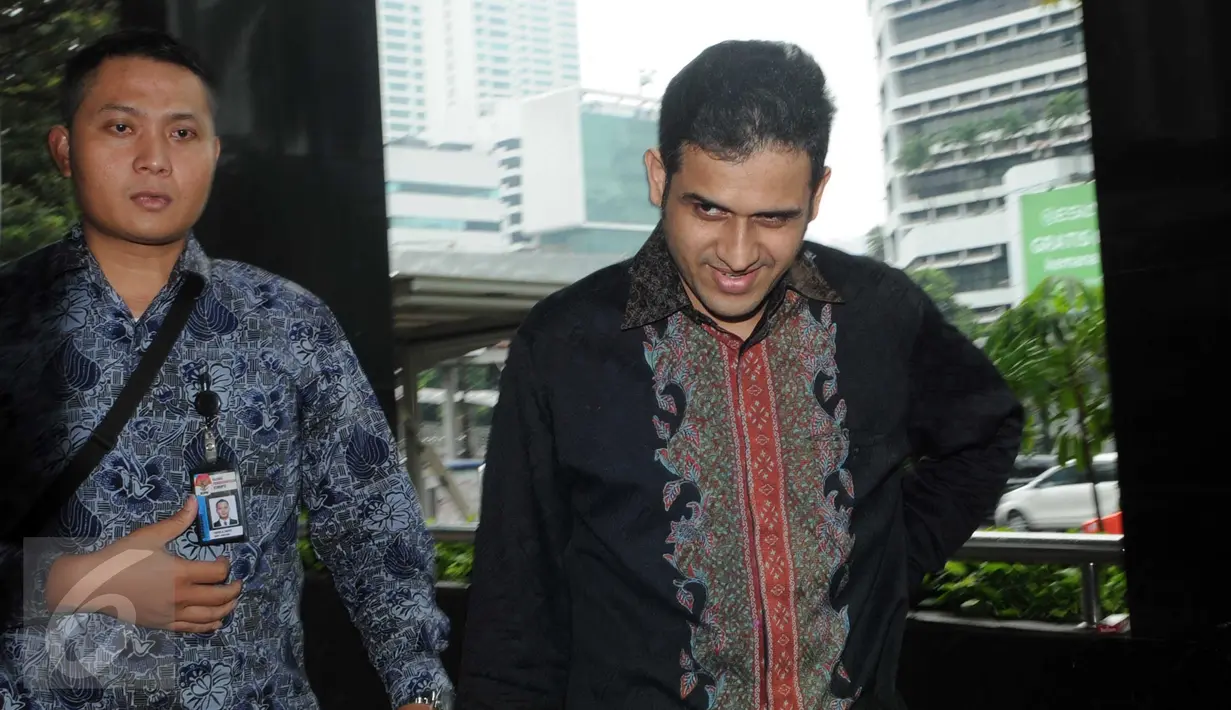 Terpidana korupsi Wisma Atlet Muhammad Nazaruddin tiba di Gedung KPK untuk menjalani pemeriksaan, Jakarta, Jumat (5/2). Semenjak turun dari mobil tahanan, Nazaruddin tampak terus memegang pinggang dan perutnya sembari berjalan. (Liputan6.com/Helmi Afandi)