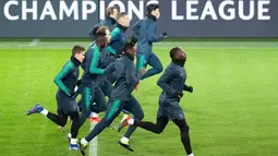 Para pemain Tottenham Hotspur melakukan pemanasan saat sesi latihan di Dortmund, Jerman barat (4/3). Pada leg pertama babak 16 besar Liga Champions Tottenham menang telak atas Dortmund 3-0 di Stadion Wembley. (AFP Photo/Bernd Thissen)