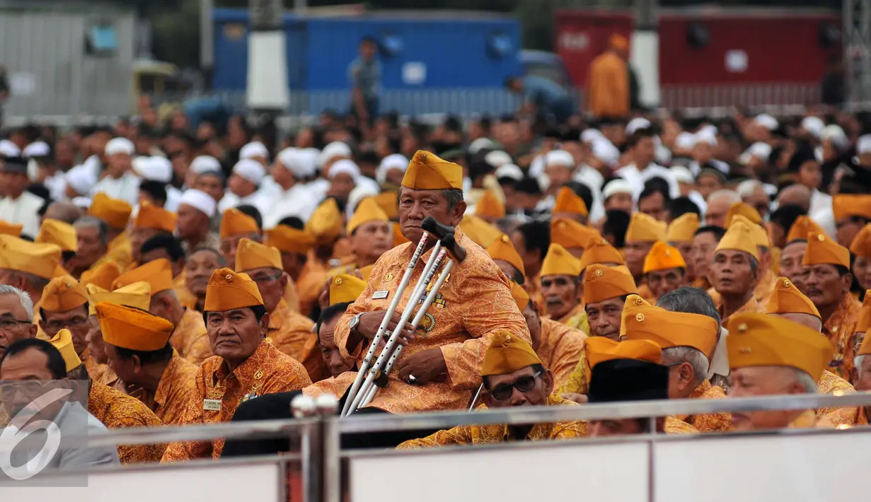 Ribuan anggota Legiun Veteran Republik Indonesia menanti kedatangan Presiden RI Joko Widodo pada acara buka puasa bersama dengan Keluarga Besar TNI dan Komponen Masyarakat di Mabes TNI, Jakarta, Senin (27/6). (Liputan6.com/Helmi Fithriansyah)