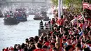 Ribuan suporter menyambut pemain Athletic Bilbao yang melakukan pawai perayaan juara Copa del Rey dengan menyusuri Sungai Nervion, Bilbao, Jumat (12/4/2024). Athletic Bilbao merayakan trofi besar pertama sejak selama 40 tahun puasa gelar.  (AFP/Ander Gillenea)
