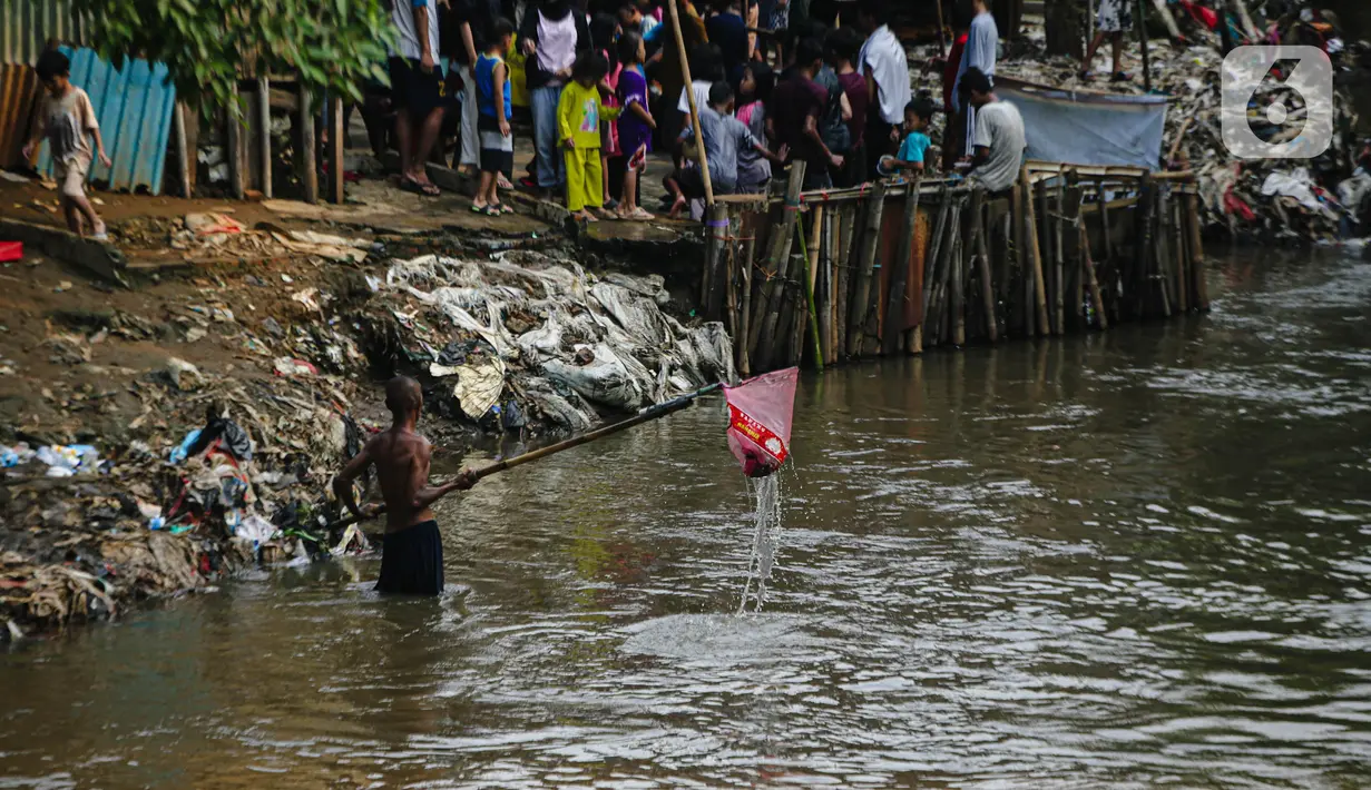 Sungai dengan daerah tangkapan air seluas 387 km persegi tersebut saat ini berada dalam kondisi yang mengkhawatirkan karena dipenuhi dengan berbagai macam sampah. (Liputan6.com/Faizal Fanani)