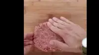 Resep keju balut daging untuk isi roti | Via: youtube.com