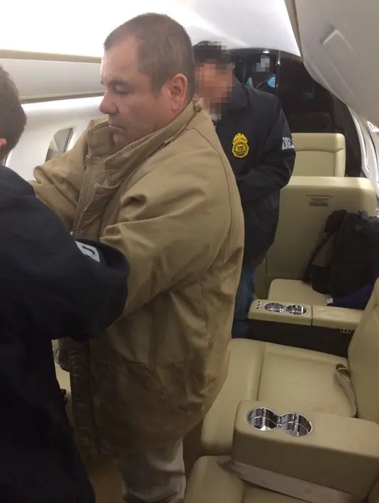 Joaquin "El Chapo" Guzman jelang diekstradisi ke New York, Meksiko (19/1). Gembong narkoba ini juga  dituduh melakukan banyak aksi kekerasan di Meksiko. (AFP Photo/Mexican Interior Ministry)