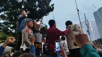 Menteri Sekretaris Negara (Mensesneg) Prasetyo Hadi didampingi Wakil Menteri Sekretaris Negara, Juri Ardiantoro temui massa aksi Indonesia Gelap. (Liputan6.com/Ady Anugrahadi).