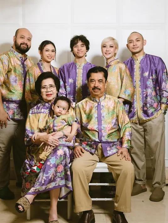 Outfit lebaran hari pertama lebaran pun mencuri perhatian, BCL dan keluarganya kompak mengenakan baju dengan motif batik didominasi warna kuning dan ungu. [@itsmebcl]