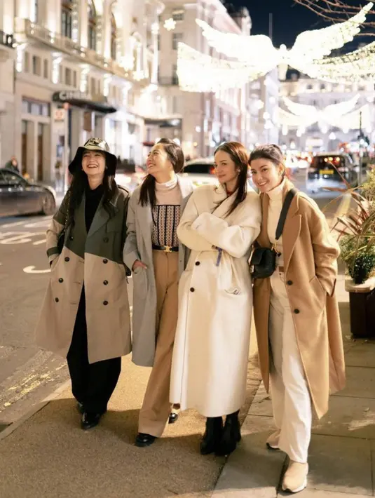 Medina dan Enzy pun kompak mengenakan long coat. Medina berwarna cokelat sedangkan Enzy memilih warna putih. Credit: (@medinadinaaa)