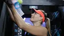 Petenis Rusia, Maria Sharapova memberikan tanda tangan kepada penggemarnya setelah menang atas petenis Swedia Rebecca Peterson pada pertandingan putaran kedua turnamen Australia Terbuka di Melbourne, Kamis (17/1). (AP Photo/Aaron Favila)